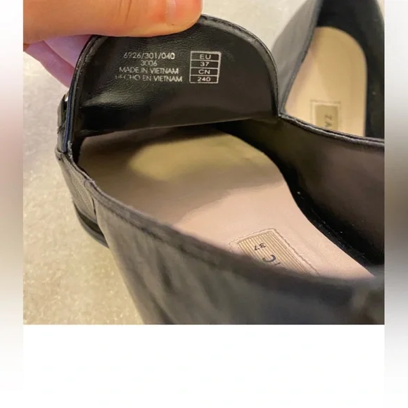 Zara Elegant Black Loafers with Gold Detail - Picture 6 of 6
